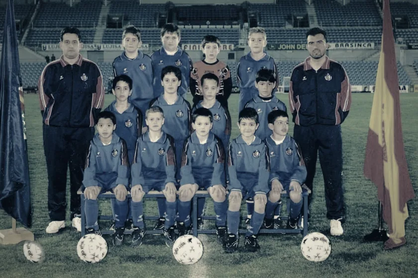 Equipo de categorías infantiles formado en el campo, foto de archivo