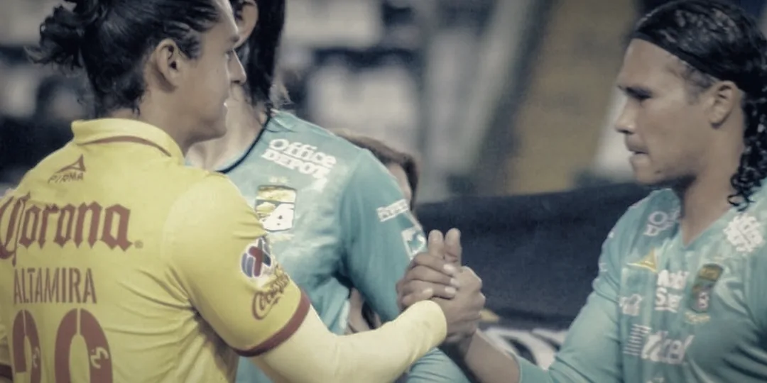 Saludo entre jugadores al final de un partido; en la espalda se lee ALTAMIRA con el dorsal 29