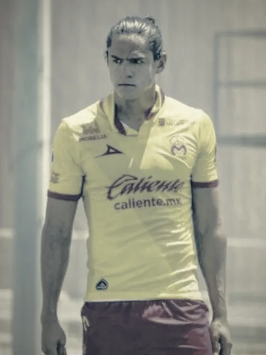 Retrato en cancha con la camiseta de Monarcas Morelia