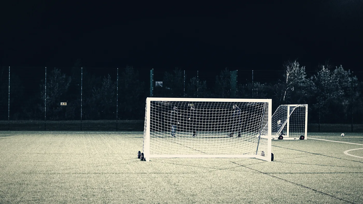 Cancha de fútbol iluminada de noche