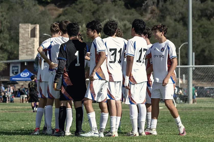 Equipo formado con uniforme blanco
