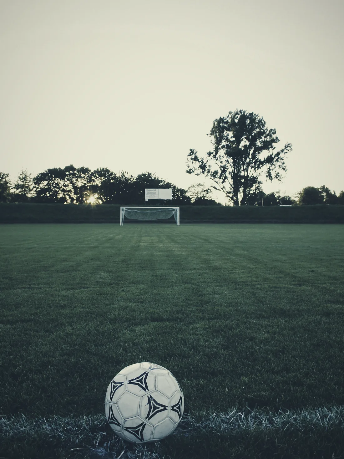 Balón en la cancha al atardecer