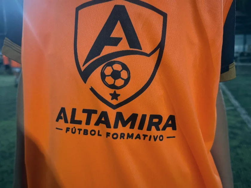 Playera naranja con el escudo de Altamira impreso en negro