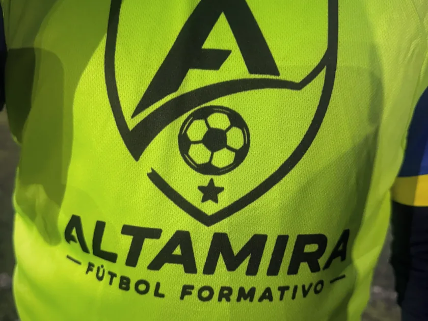 Playera verde limón con el escudo de Altamira impreso en negro